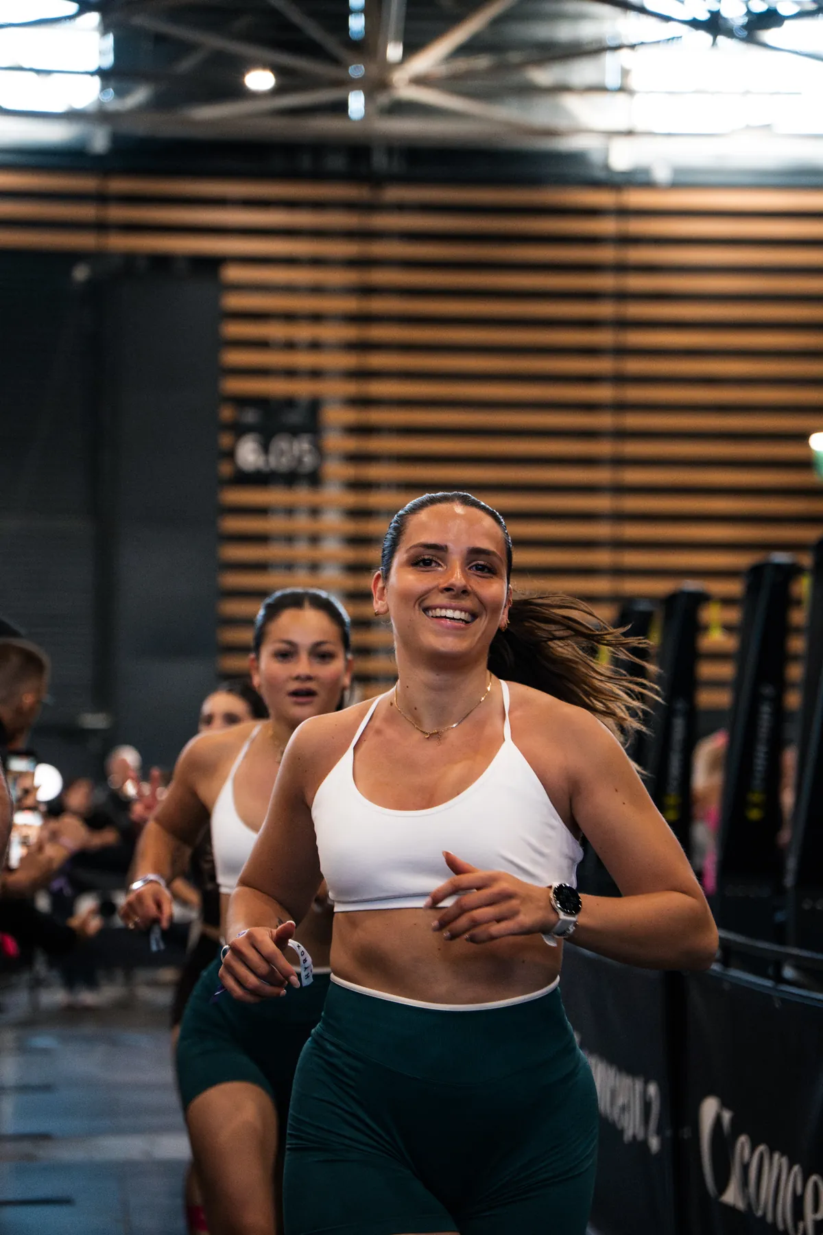 Athlète souriante pendant le HYROX Lyon 2026