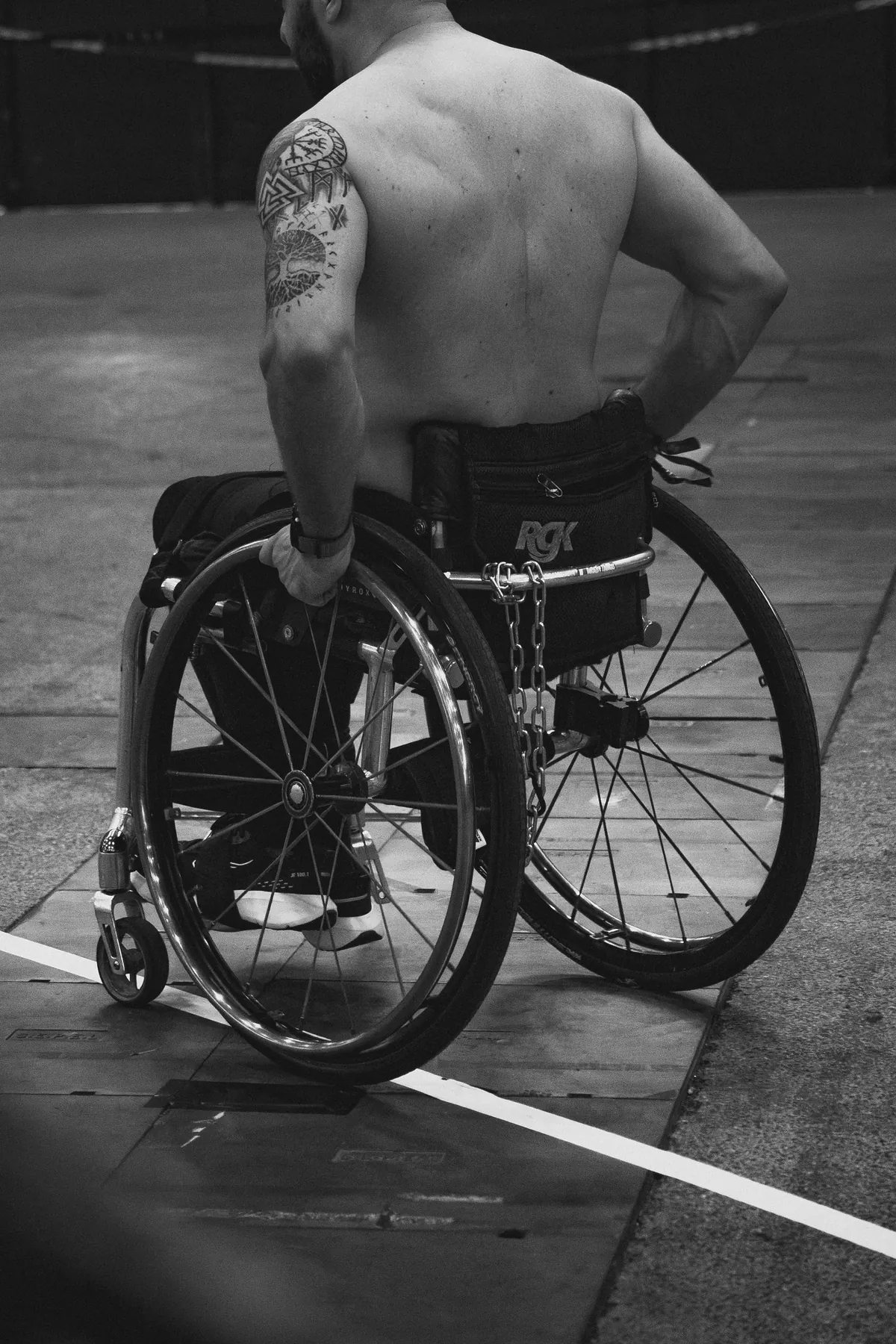 Athlète en fauteuil pendant le HYROX Lyon 2026