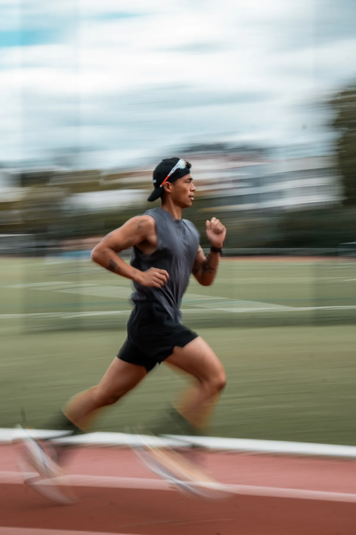 Running sur piste — série 01 — photo 01 par Kévin Alix